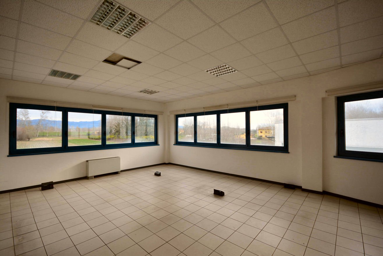 Immagine 5 di Ufficio in affitto  a Lucca