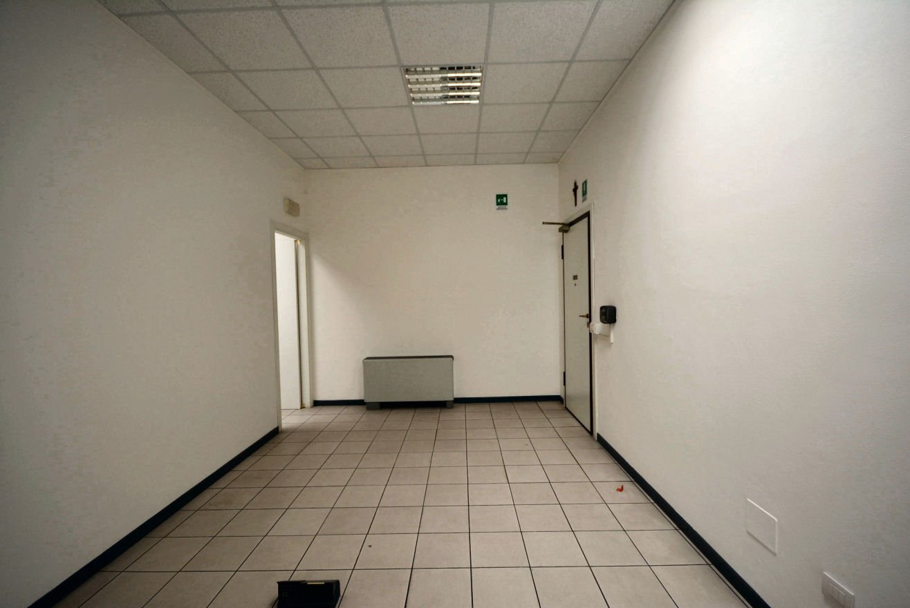 Immagine 6 di Ufficio in affitto  a Lucca