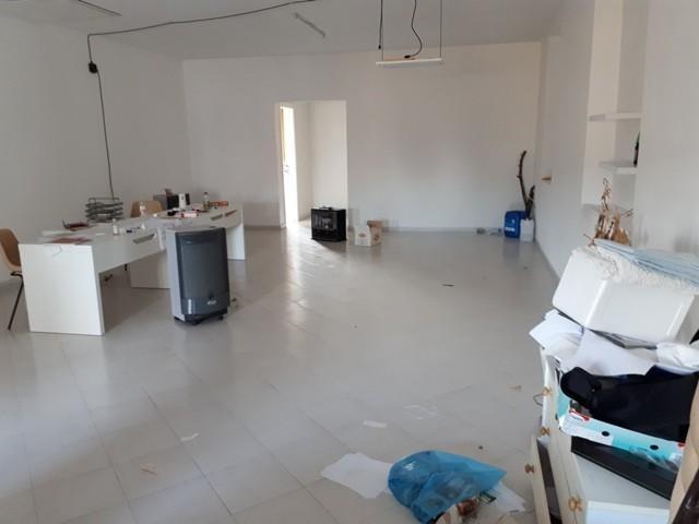 Immagine 5 di Negozio in affitto  a Cascina