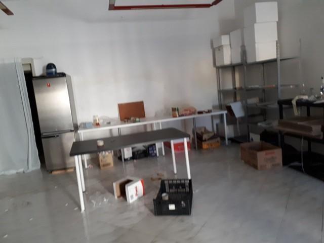 Immagine 4 di Negozio in affitto  a Cascina