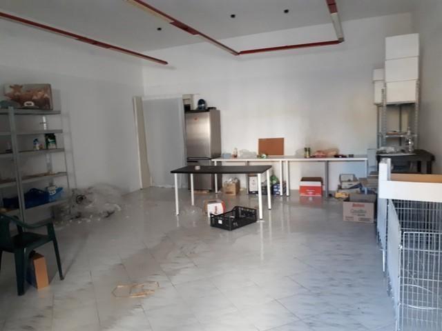 Immagine 3 di Negozio in affitto  a Cascina