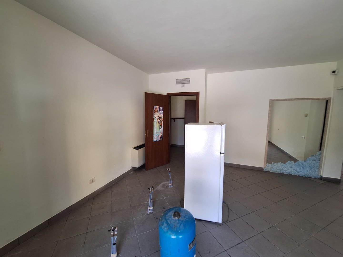 Immagine 4 di Locale commerciale in affitto  a Capannori