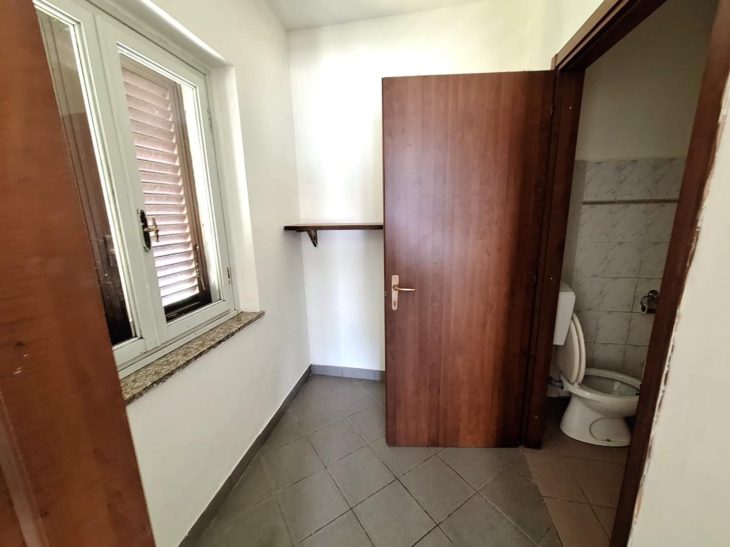 Immagine 2 di Locale commerciale in affitto  a Capannori