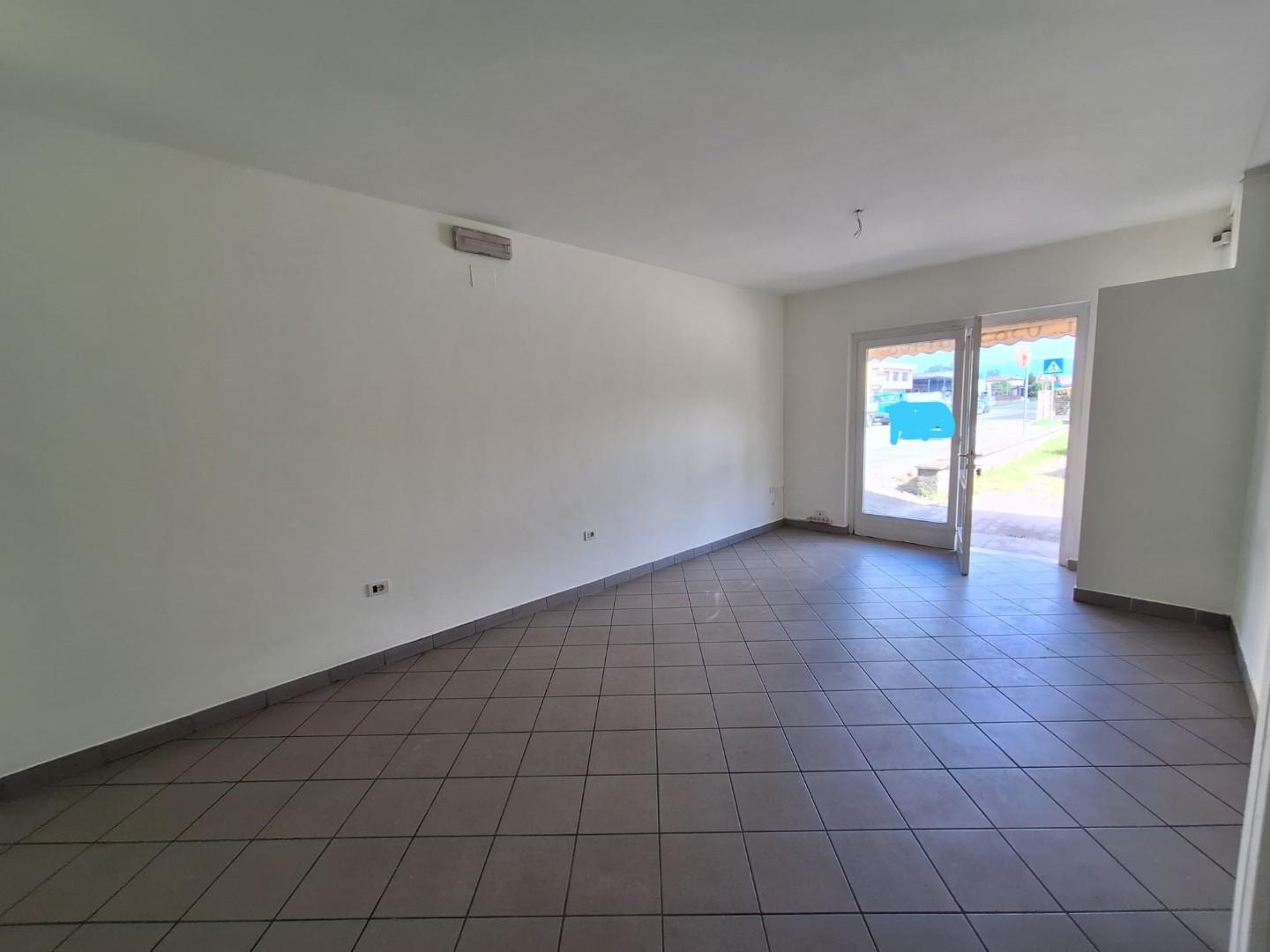 Immagine 5 di Locale commerciale in affitto  a Capannori