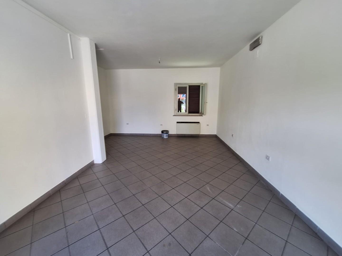 Immagine 7 di Locale commerciale in affitto  a Capannori