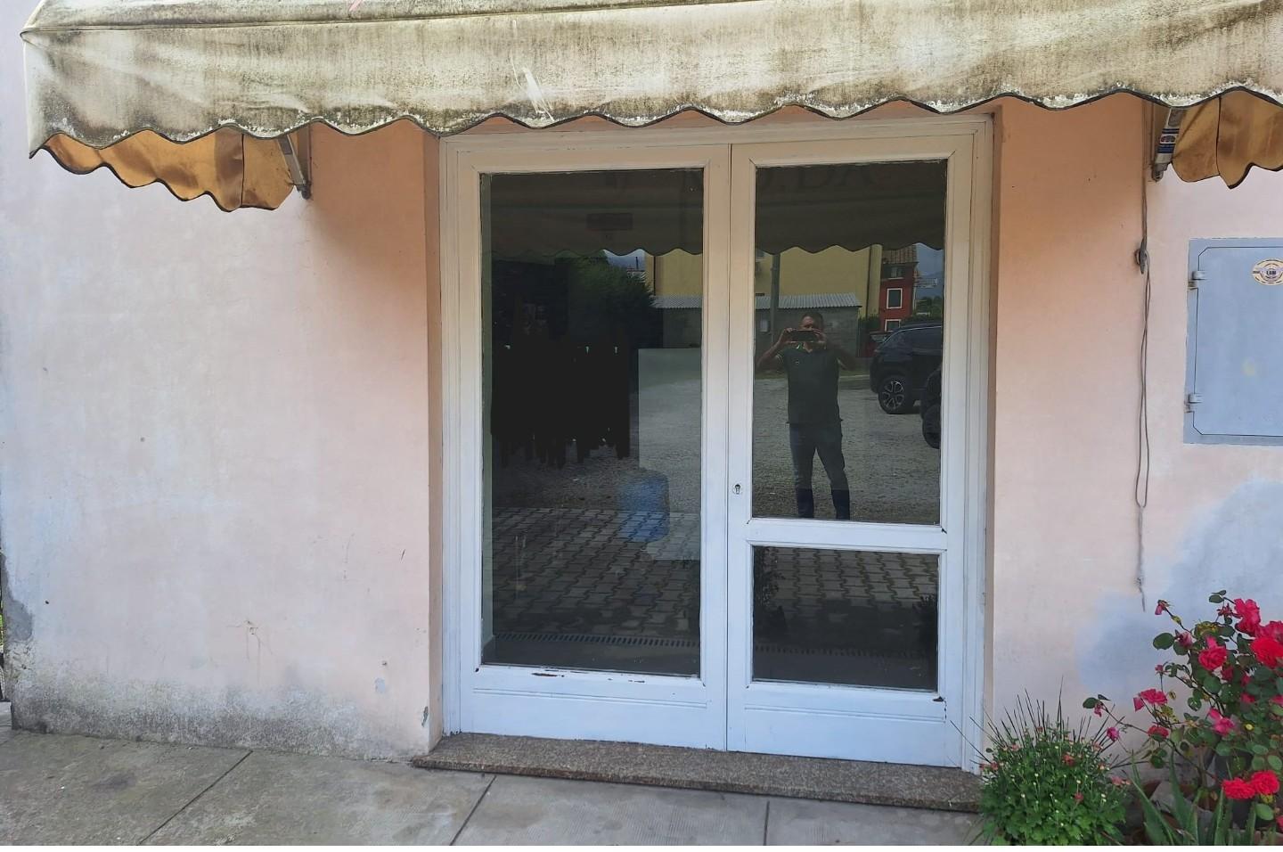 Immagine 1 di Locale commerciale in affitto  a Capannori