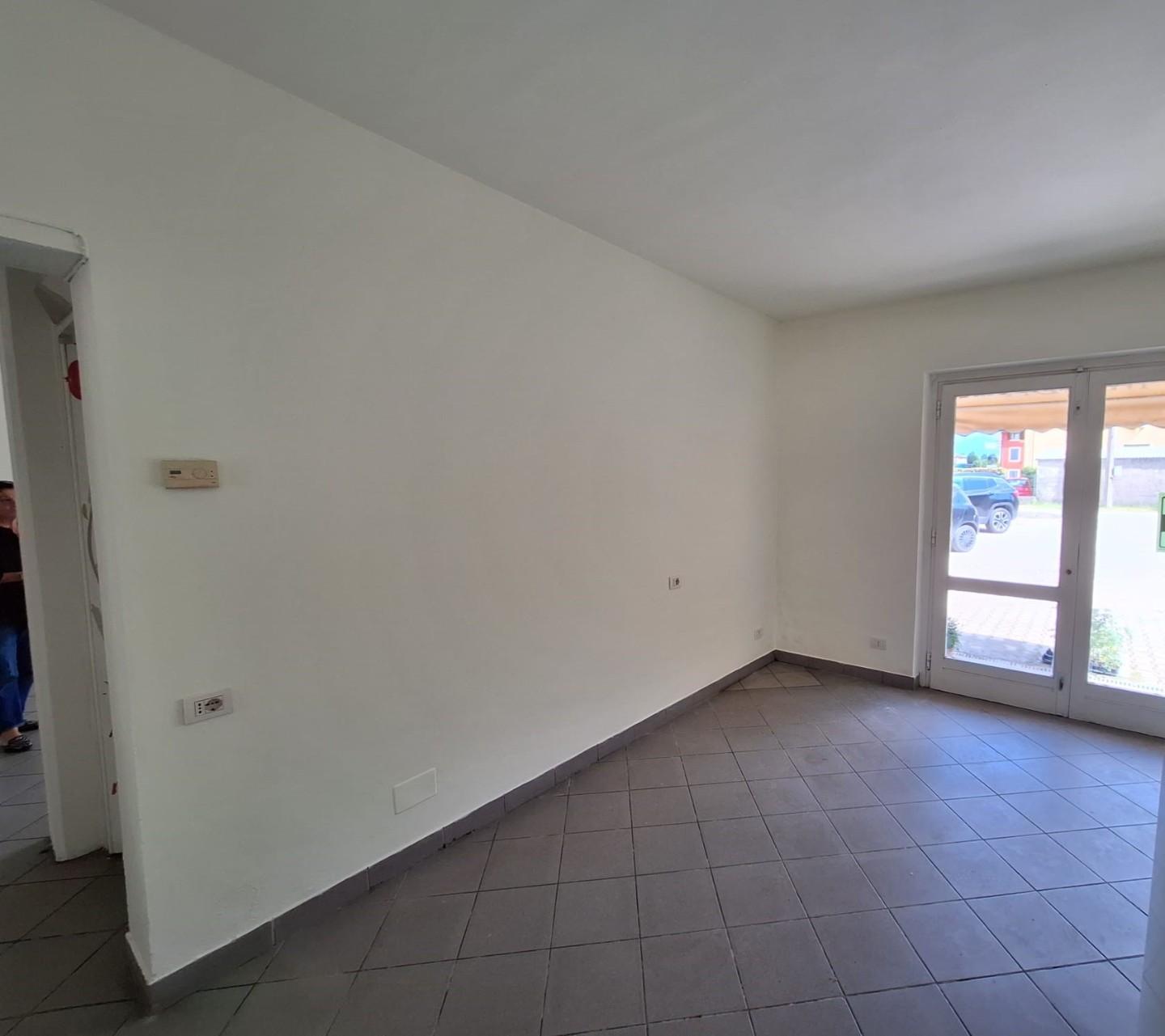 Immagine 8 di Locale commerciale in affitto  a Capannori