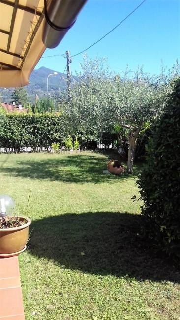 Immagine 11 di Casa semindipendente in vendita  a Montignoso