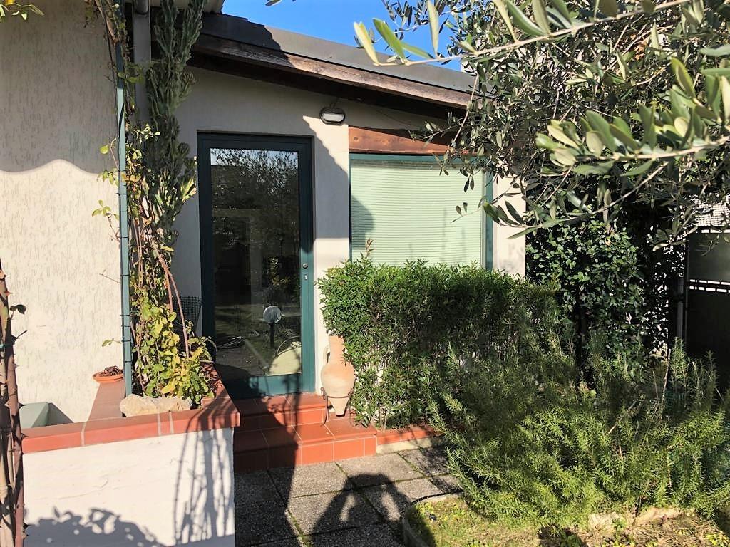 Immagine 8 di Casa semindipendente in vendita  a Montignoso