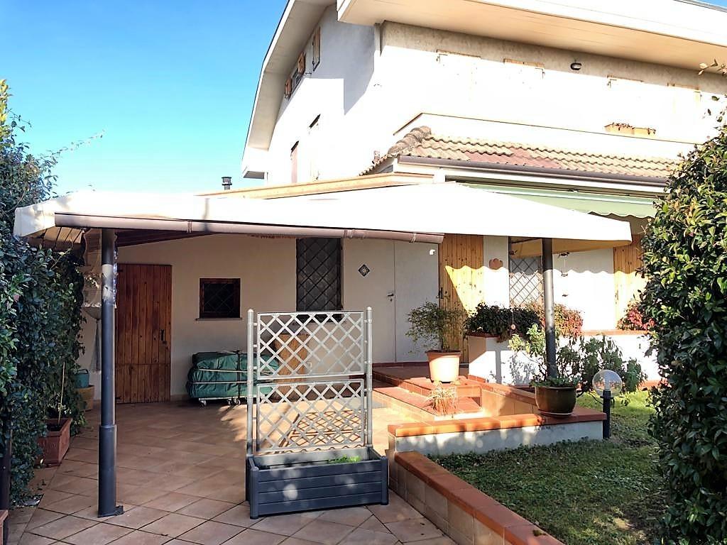 Immagine 5 di Casa semindipendente in vendita  a Montignoso