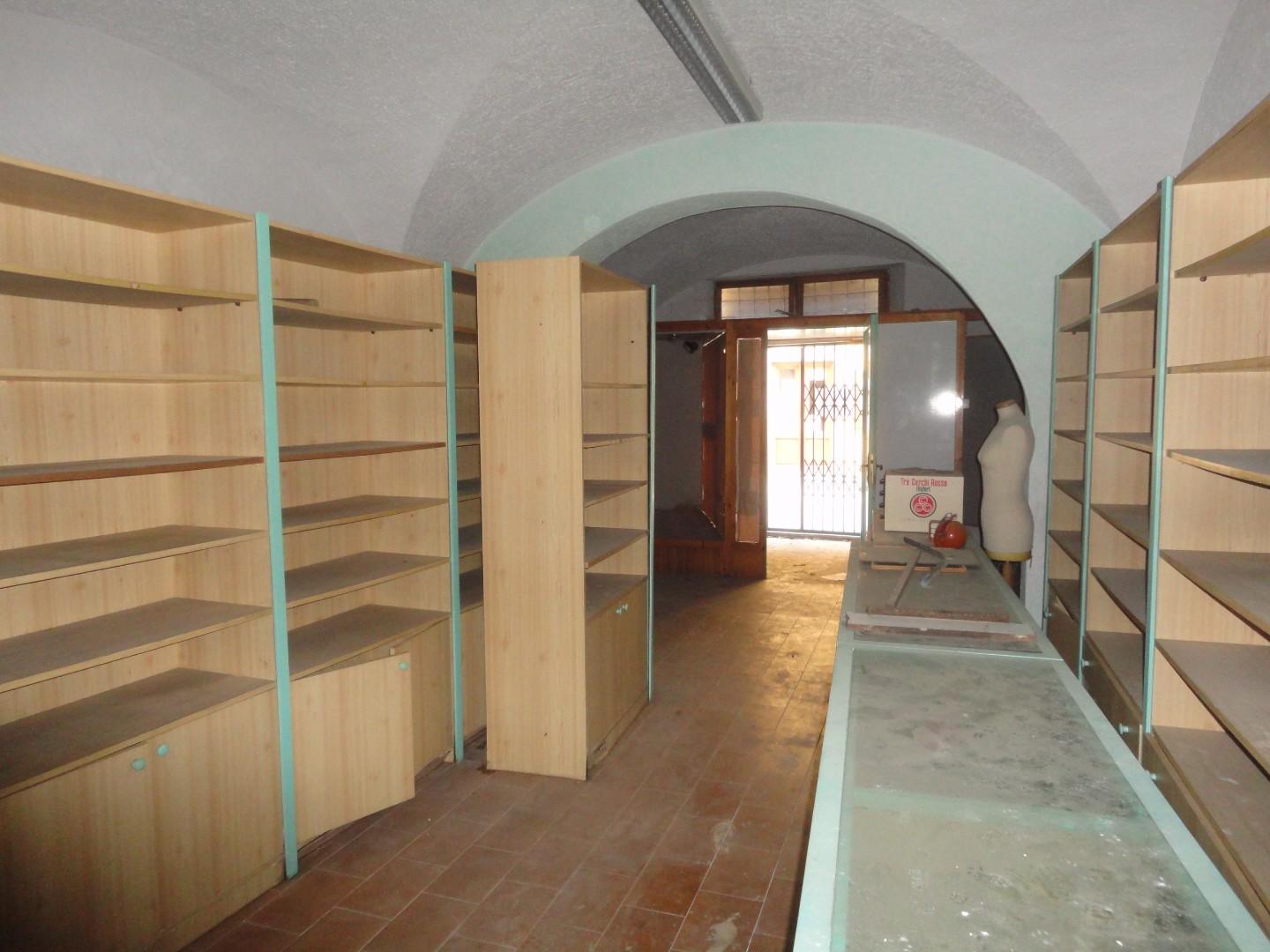 Immagine 3 di Locale commerciale in vendita  a Peccioli