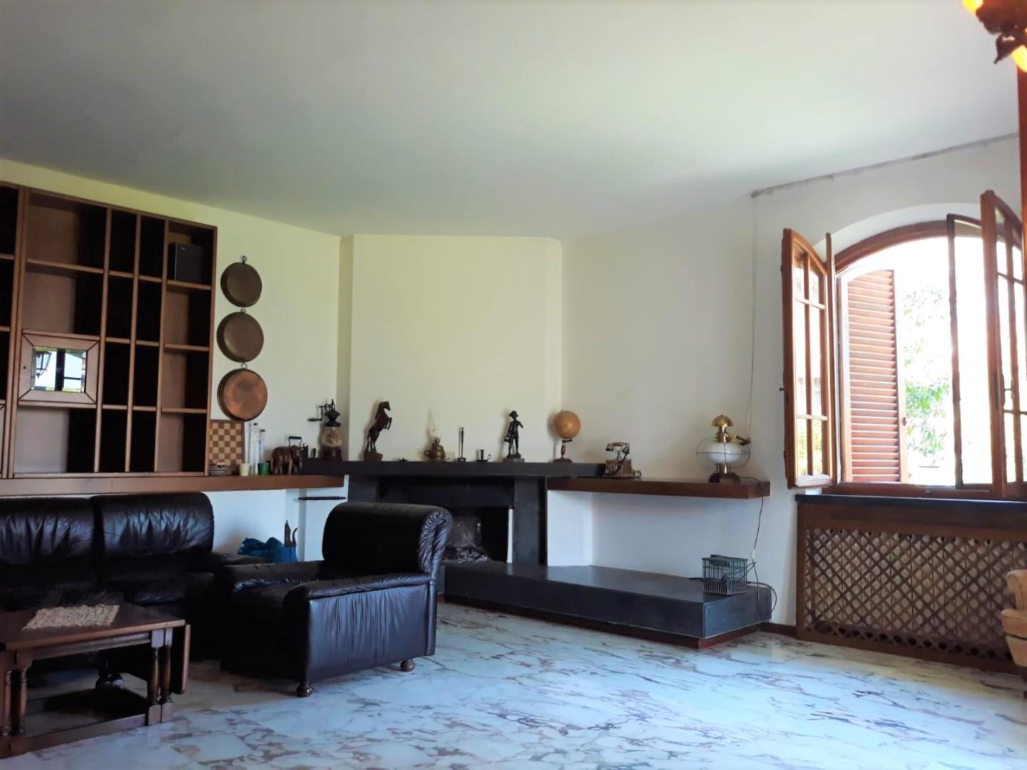 Immagine 2 di Villa in vendita  a Cascina