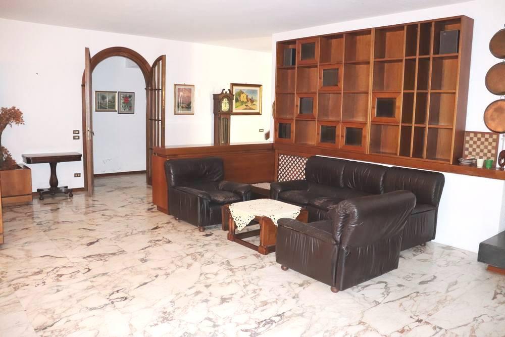 Immagine 3 di Villa in vendita  a Cascina