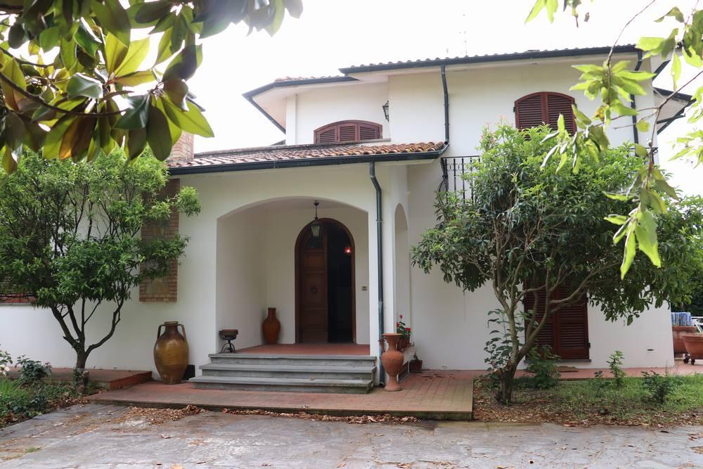 Immagine 1 di Villa in vendita  a Cascina