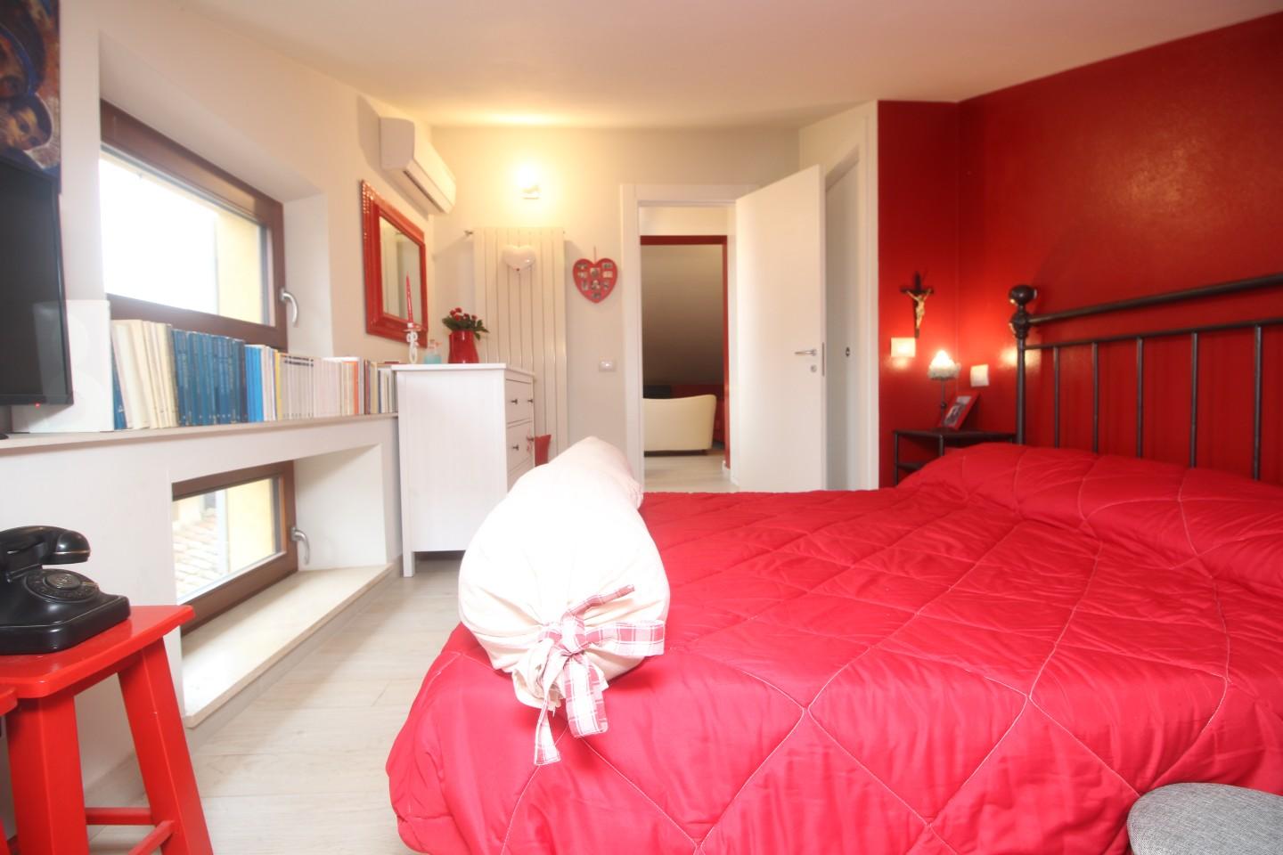 Immagine 11 di Appartamento in vendita  a Siena