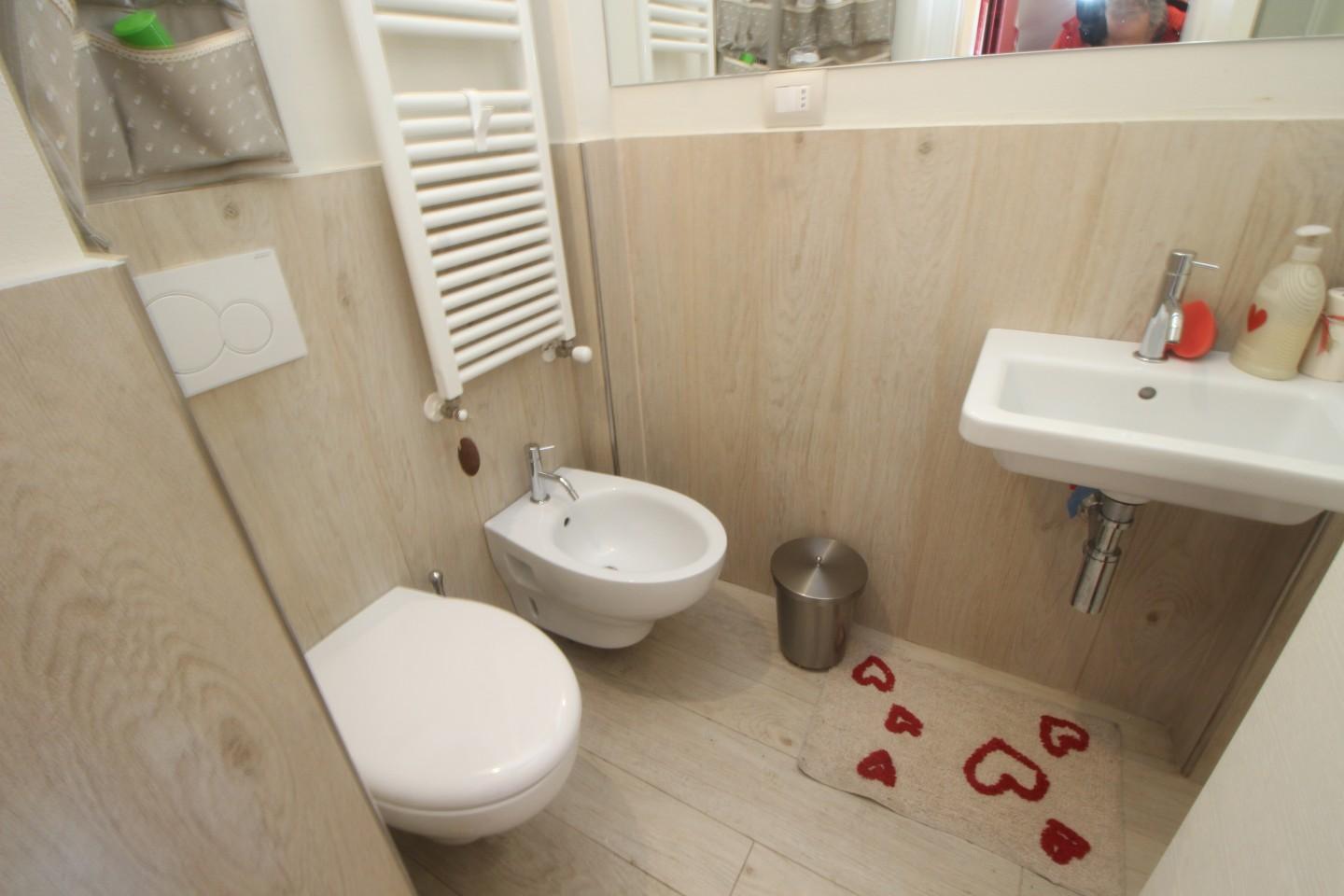 Immagine 21 di Appartamento in vendita  a Siena