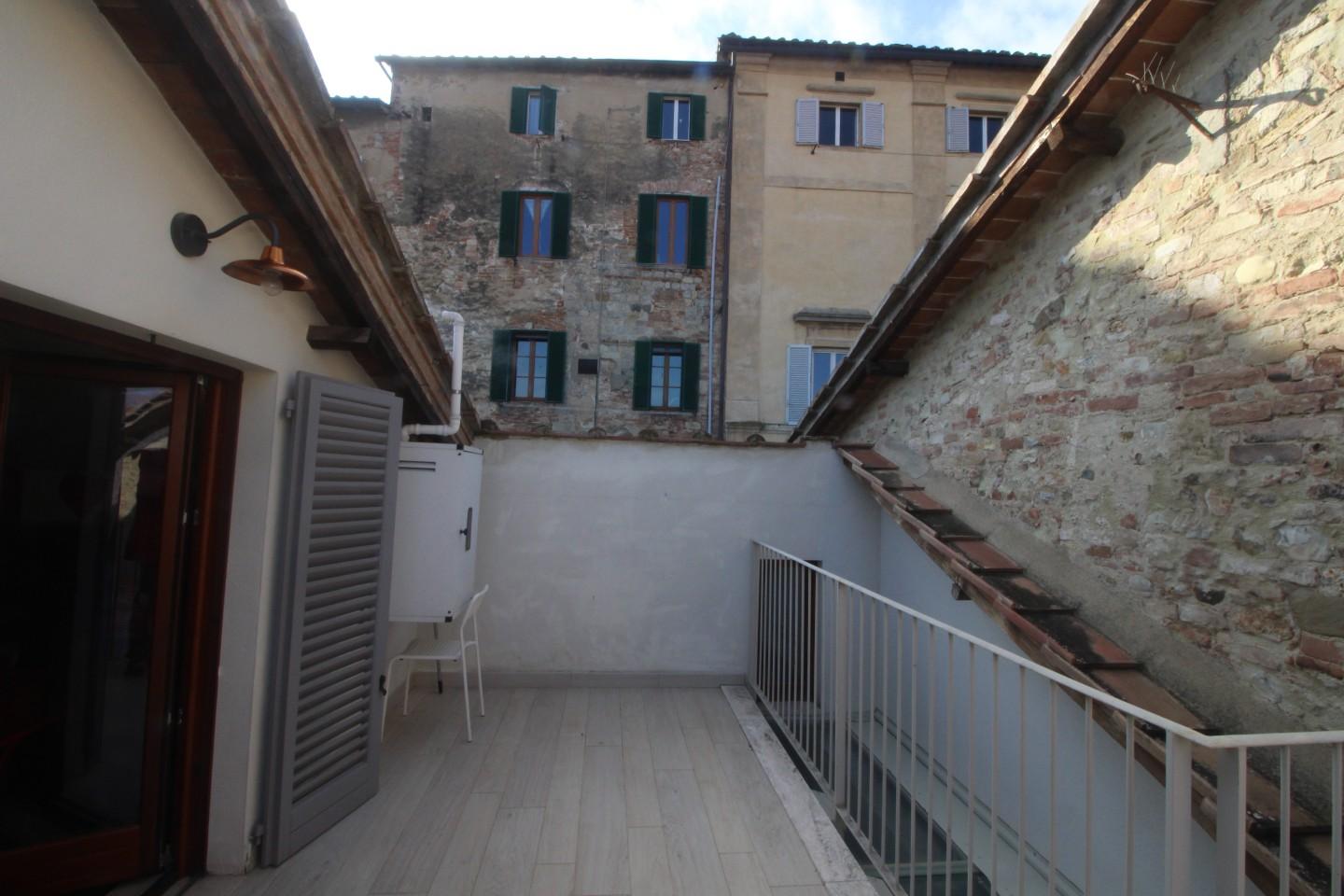 Immagine 16 di Appartamento in vendita  a Siena