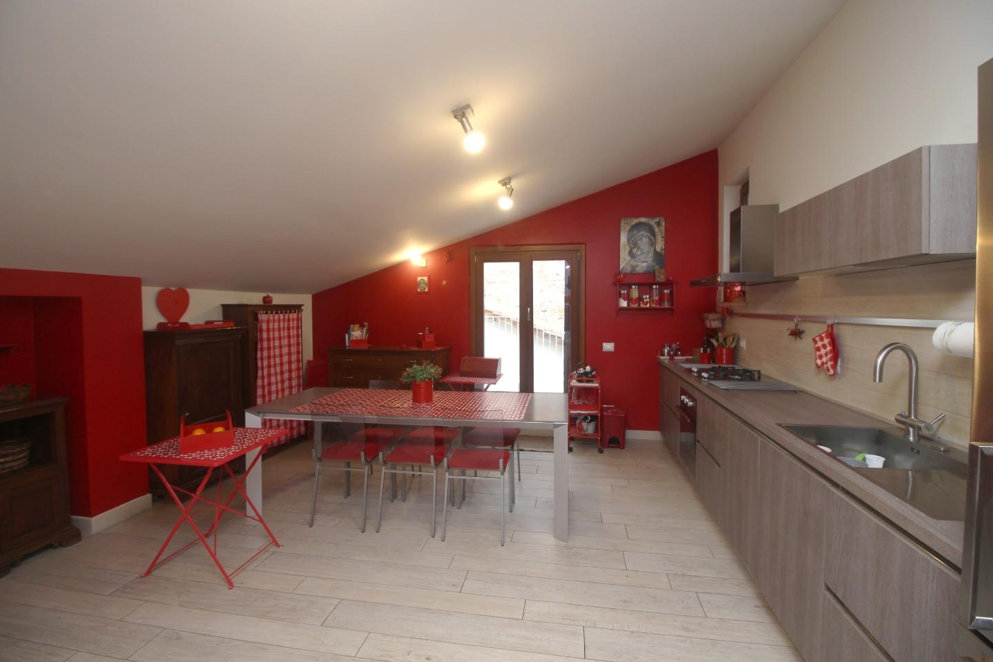 Immagine 2 di Appartamento in vendita  a Siena