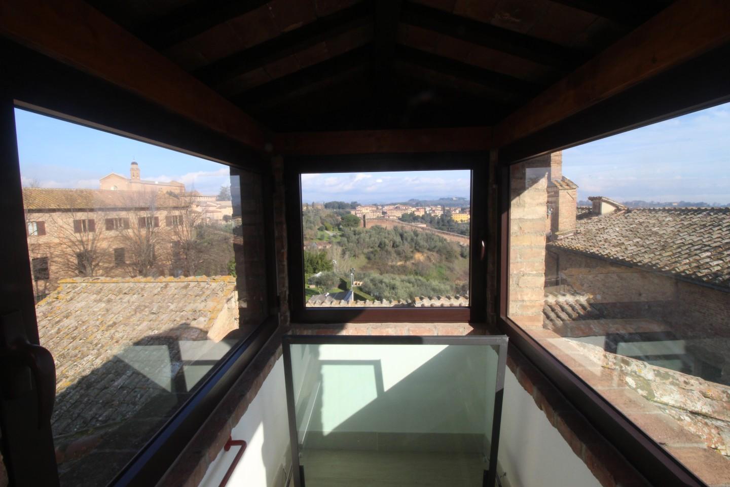 Immagine 13 di Appartamento in vendita  a Siena