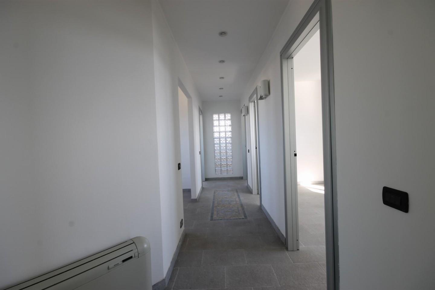 Immagine 8 di Ufficio in affitto  a Lucca