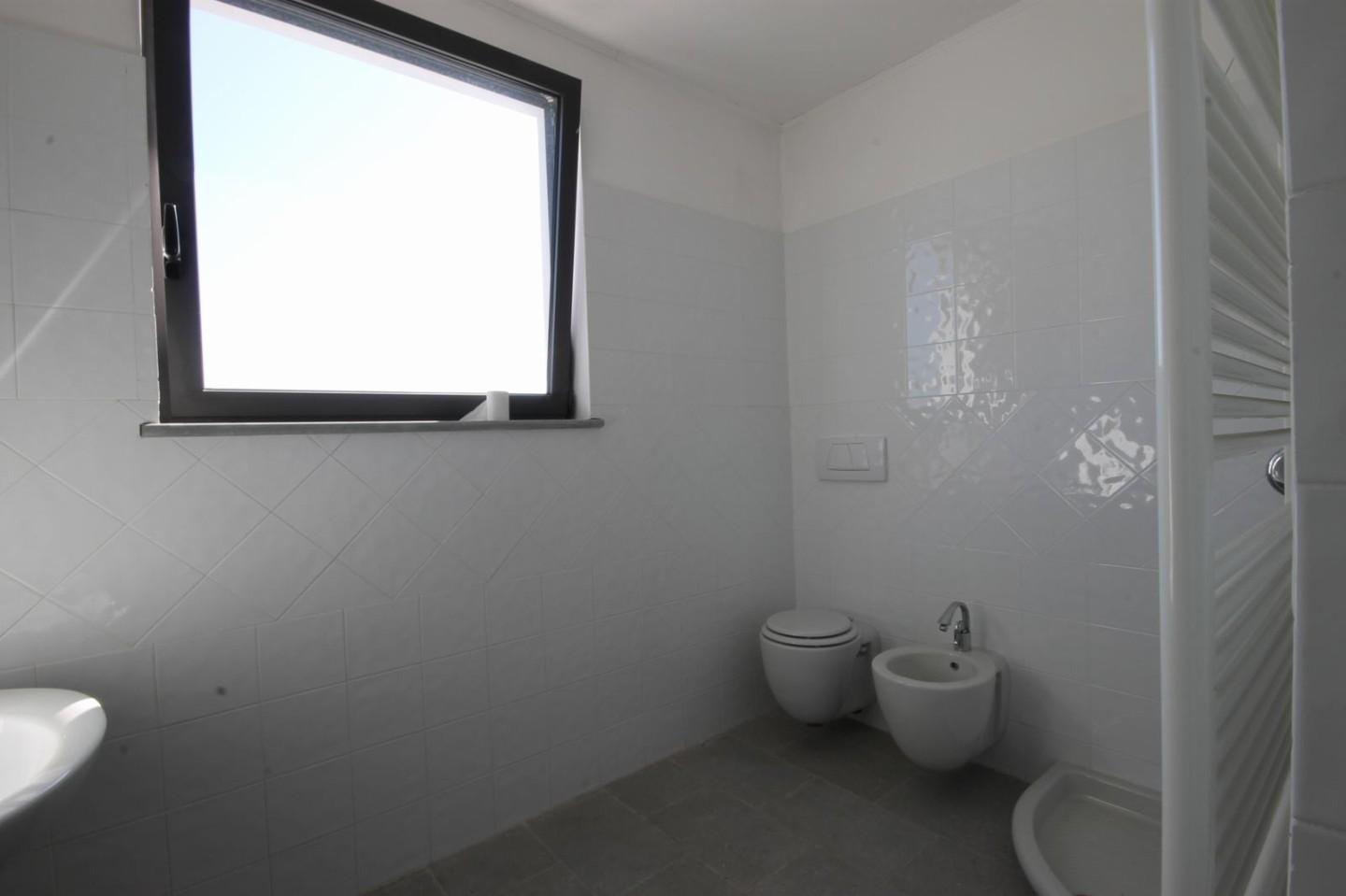 Immagine 4 di Ufficio in affitto  a Lucca