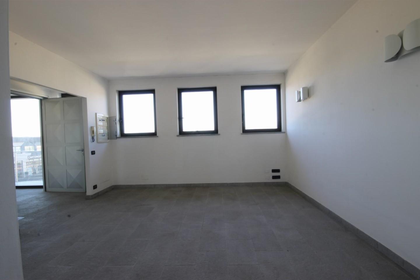 Immagine 3 di Ufficio in affitto  a Lucca