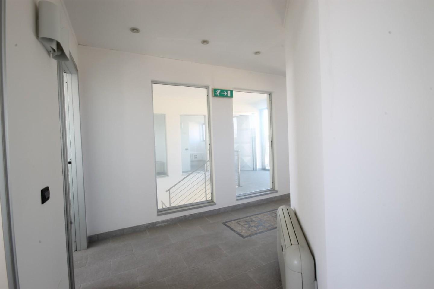 Immagine 2 di Ufficio in affitto  a Lucca