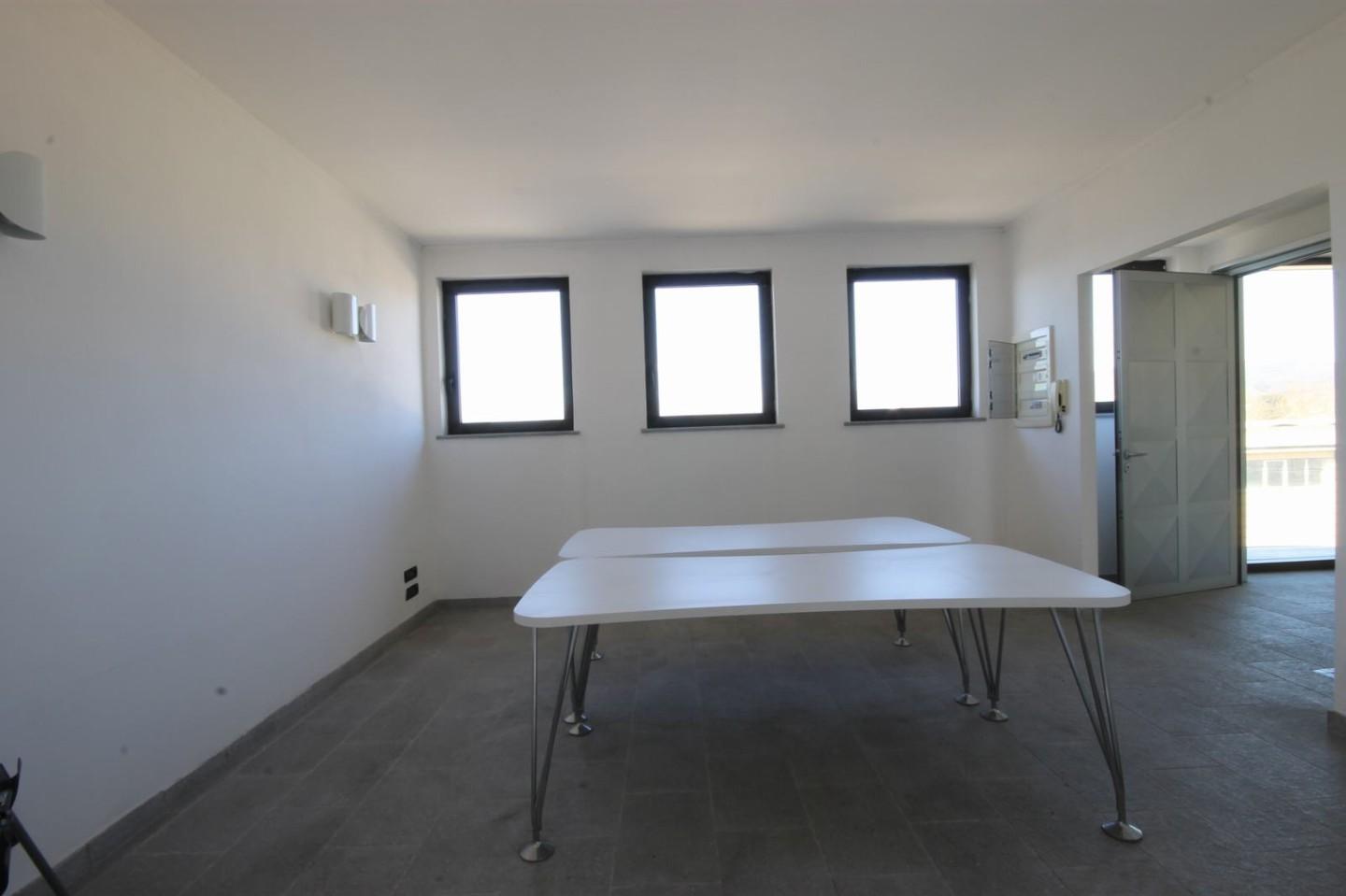 Immagine 10 di Ufficio in affitto  a Lucca