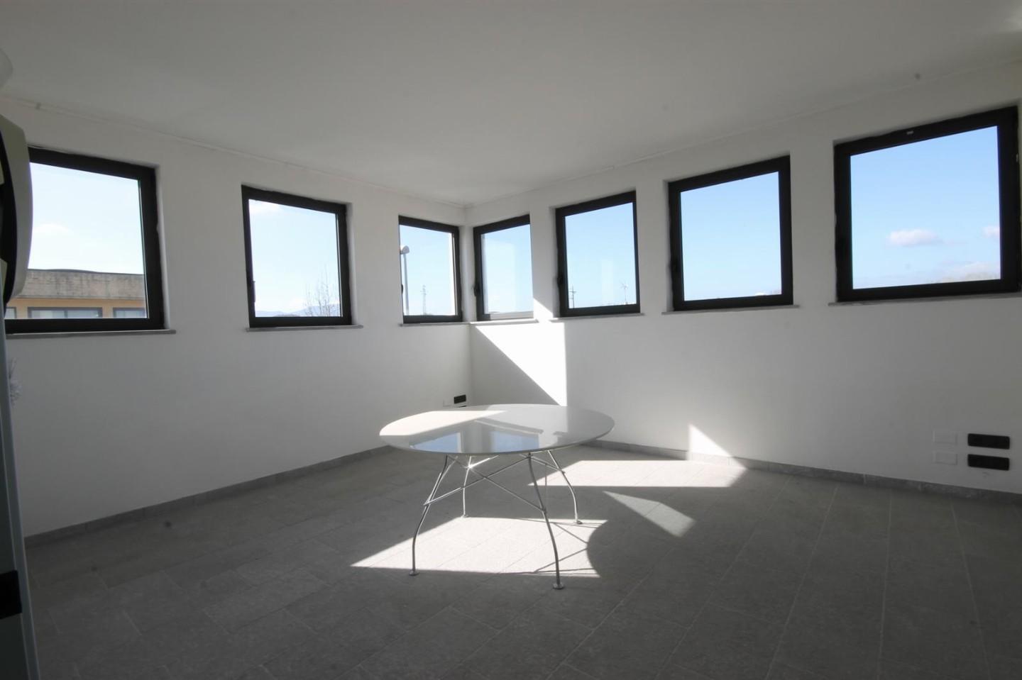 Immagine 14 di Ufficio in affitto  a Lucca