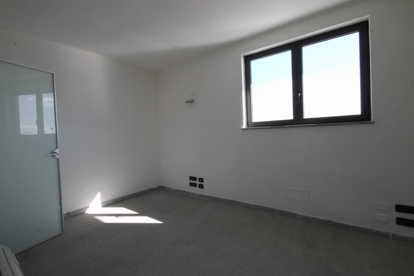 Immagine 5 di Ufficio in affitto  a Lucca