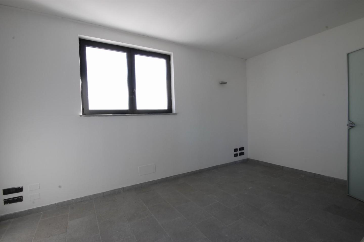 Immagine 12 di Ufficio in affitto  a Lucca