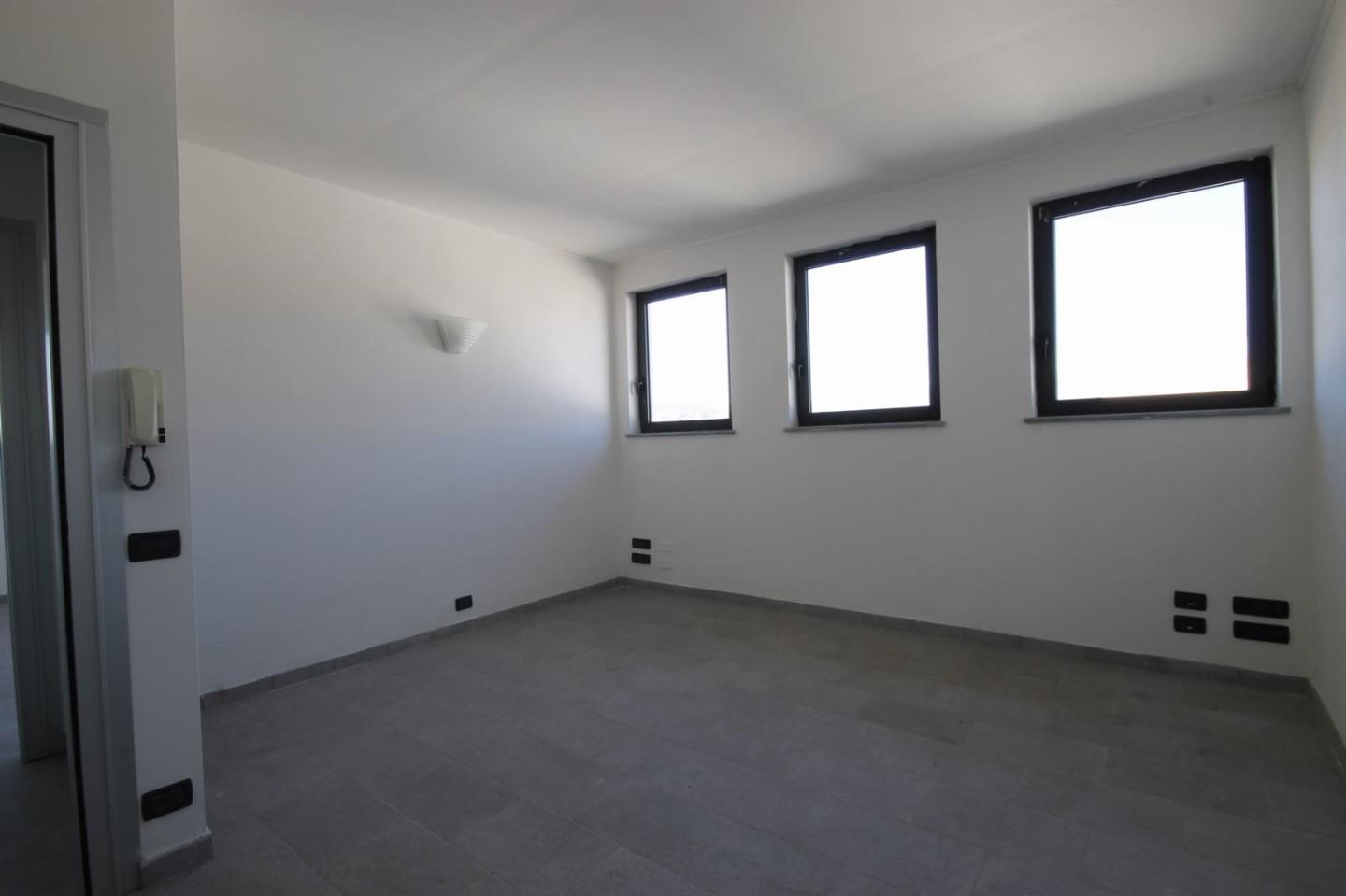 Immagine 6 di Ufficio in affitto  a Lucca