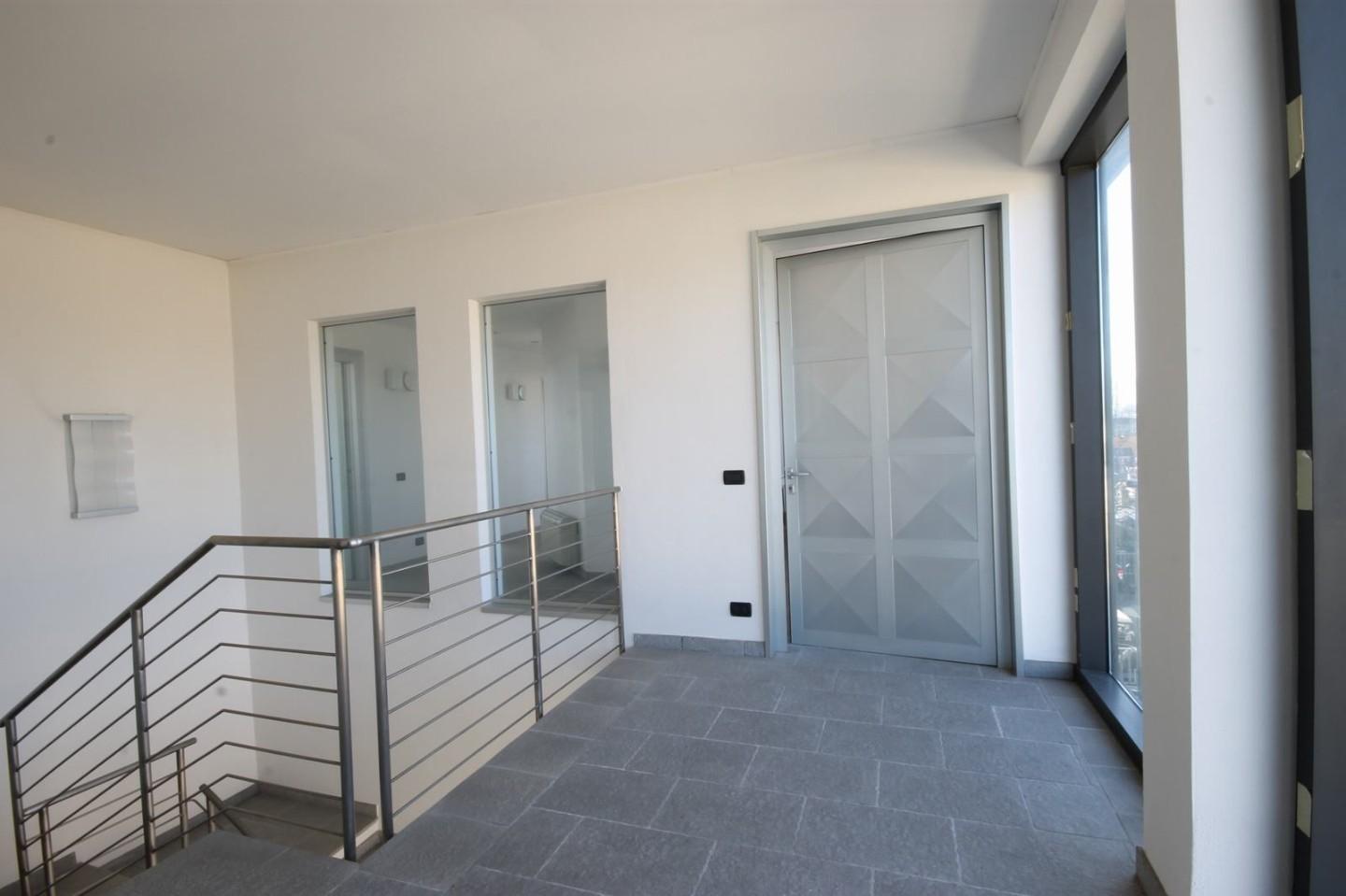 Immagine 9 di Ufficio in affitto  a Lucca