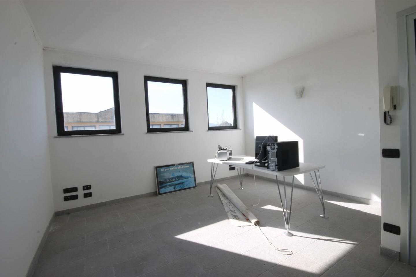 Immagine 13 di Ufficio in affitto  a Lucca