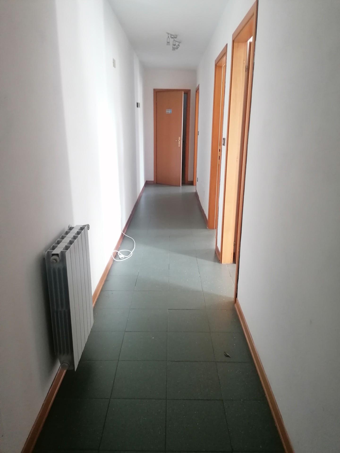 Immagine 10 di Ufficio in affitto  a Lucca