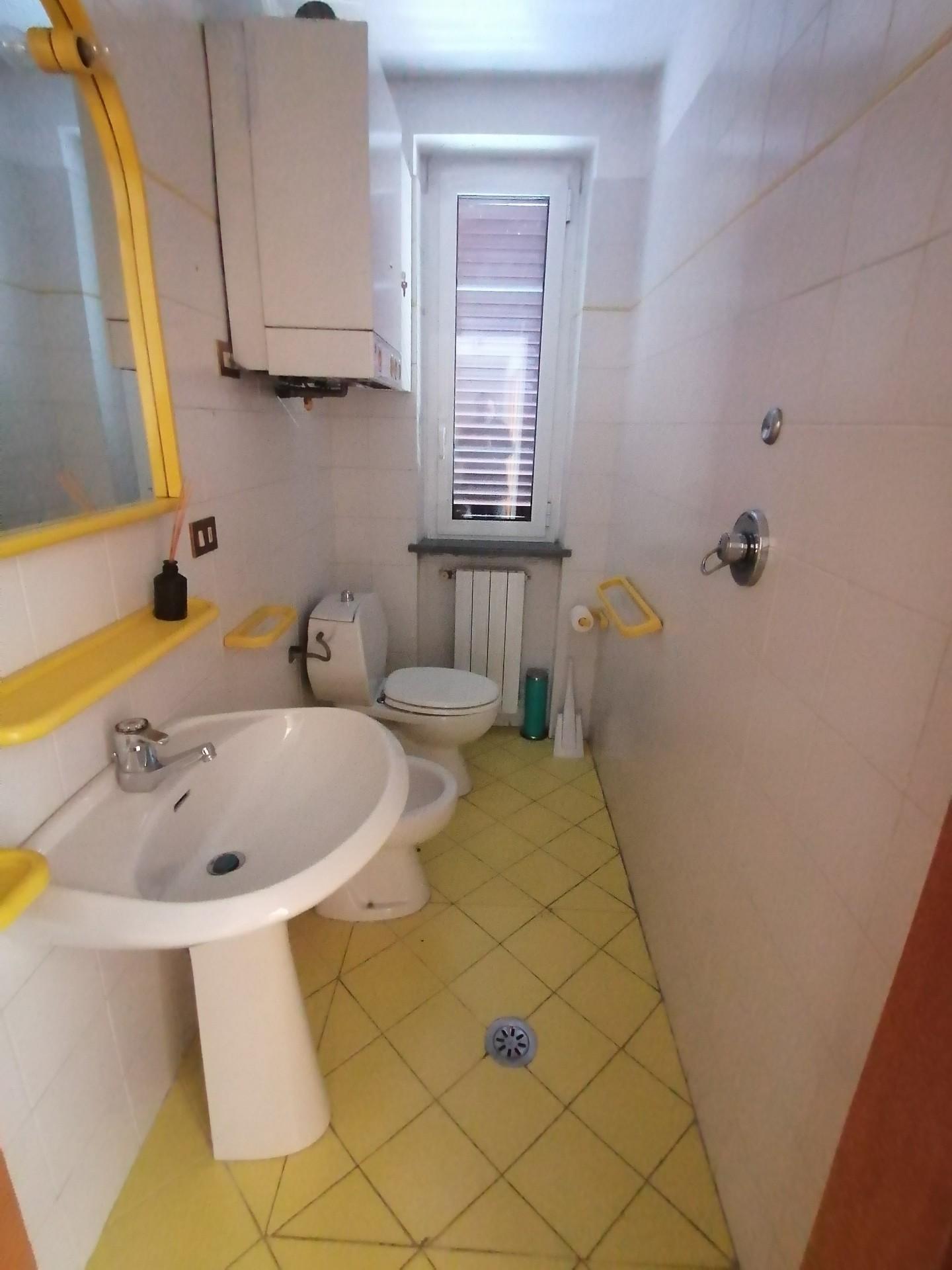 Immagine 6 di Ufficio in affitto  a Lucca