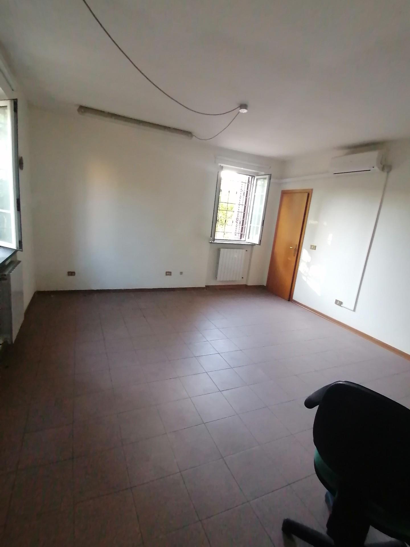 Immagine 11 di Ufficio in affitto  a Lucca