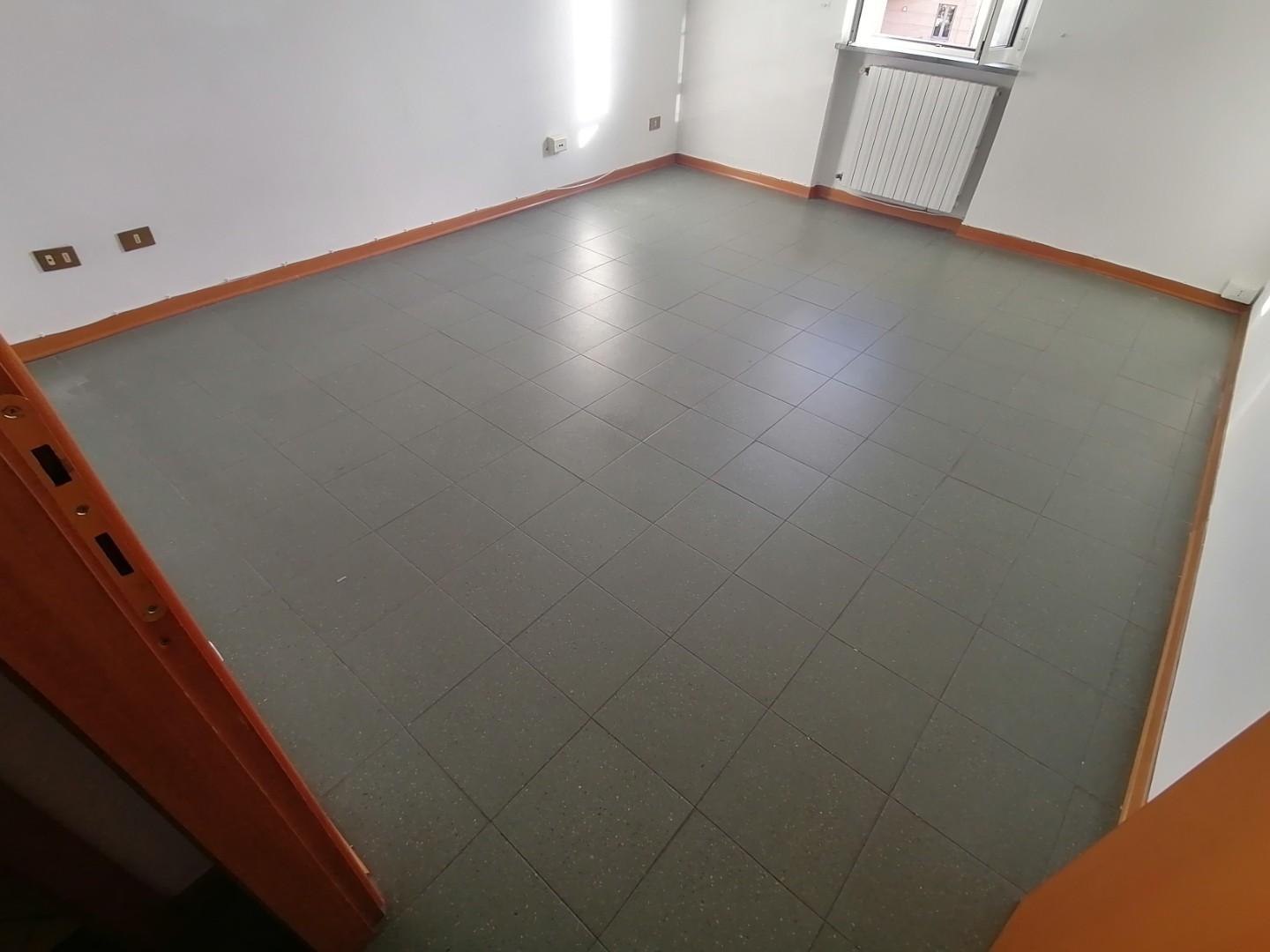 Immagine 2 di Ufficio in affitto  a Lucca