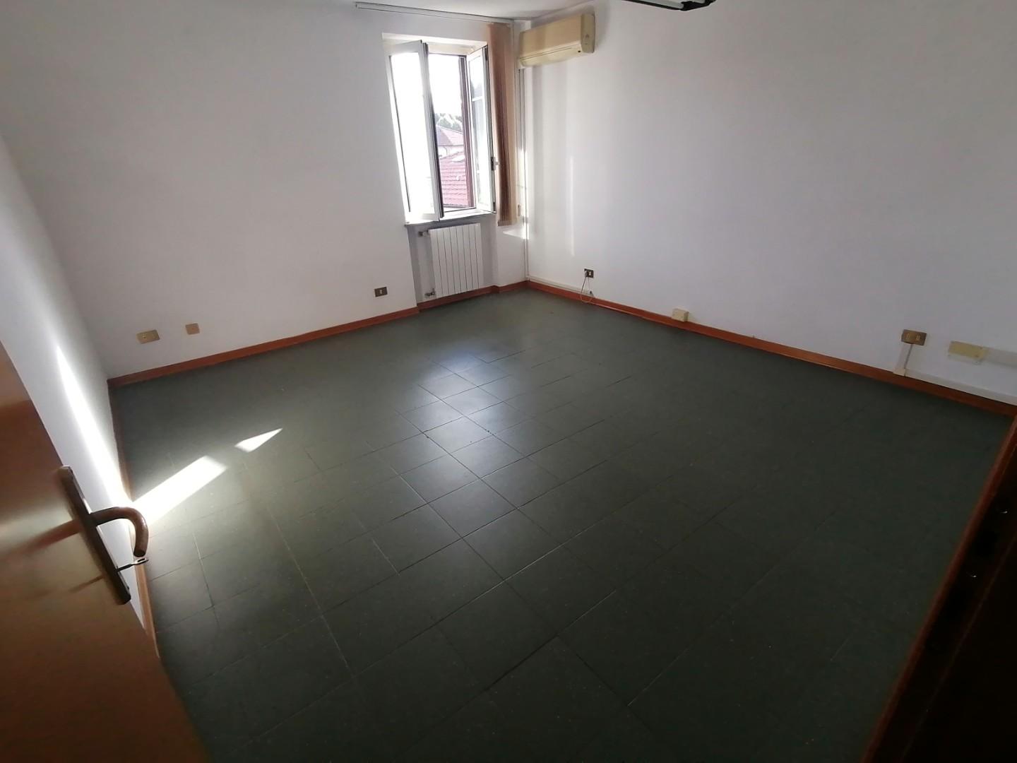 Immagine 8 di Ufficio in affitto  a Lucca