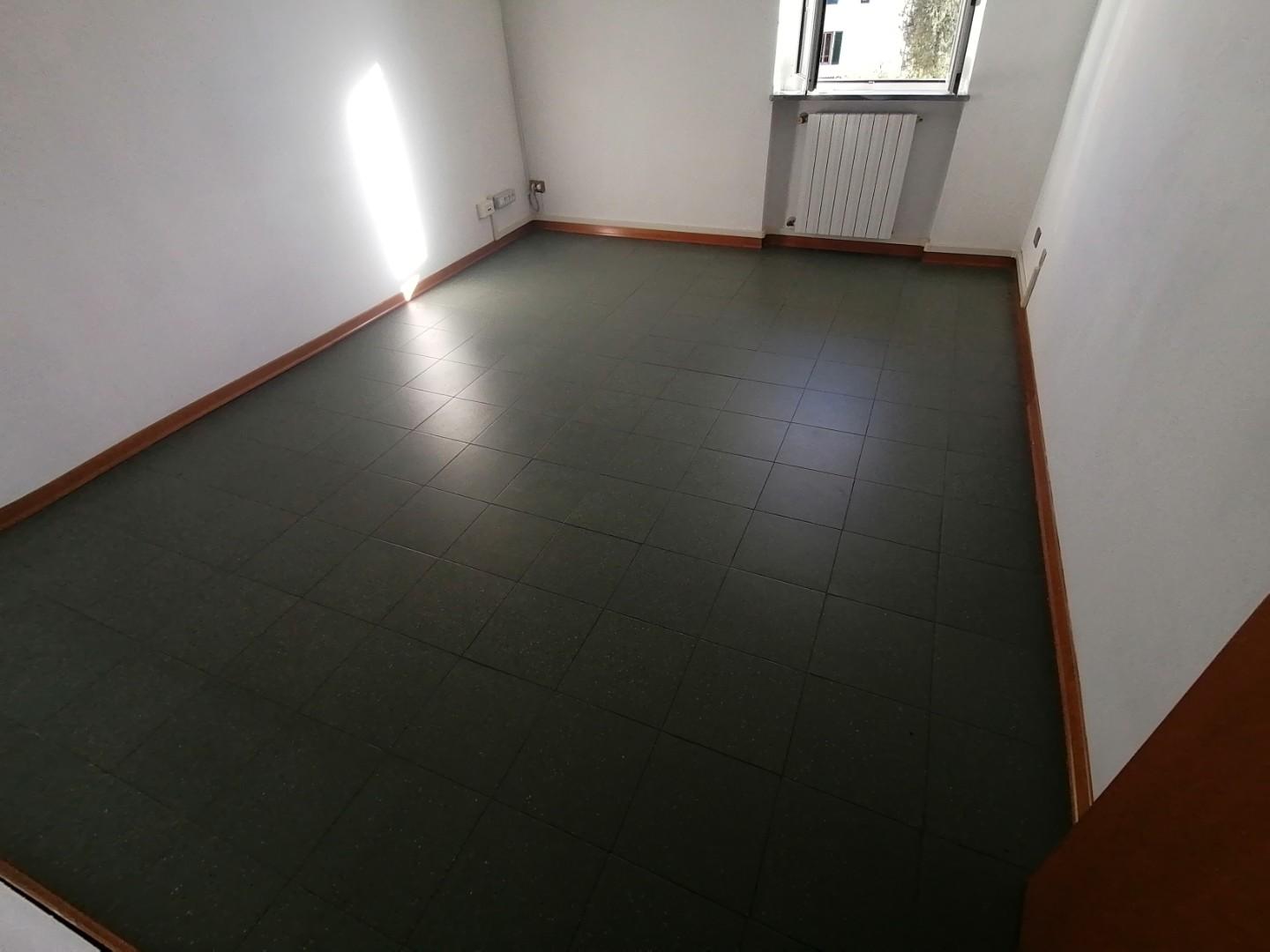 Immagine 7 di Ufficio in affitto  a Lucca