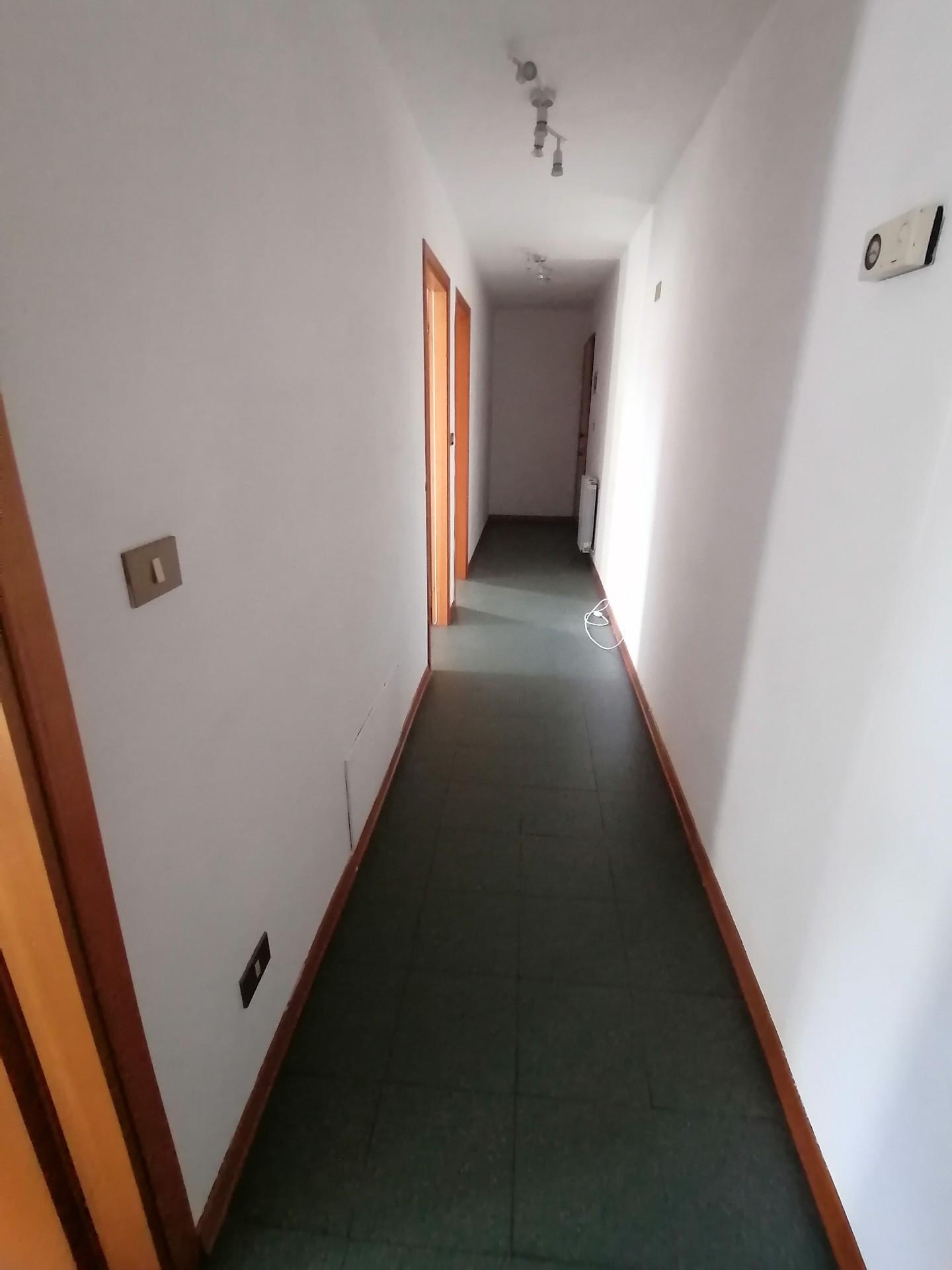 Immagine 4 di Ufficio in affitto  a Lucca