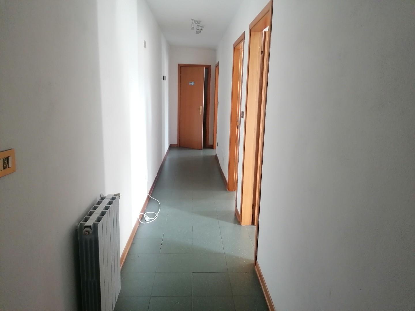 Immagine 9 di Ufficio in affitto  a Lucca