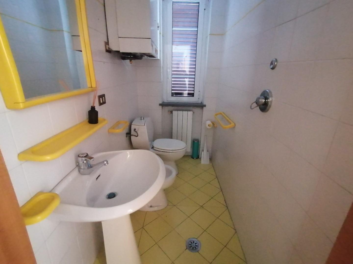 Immagine 5 di Ufficio in affitto  a Lucca