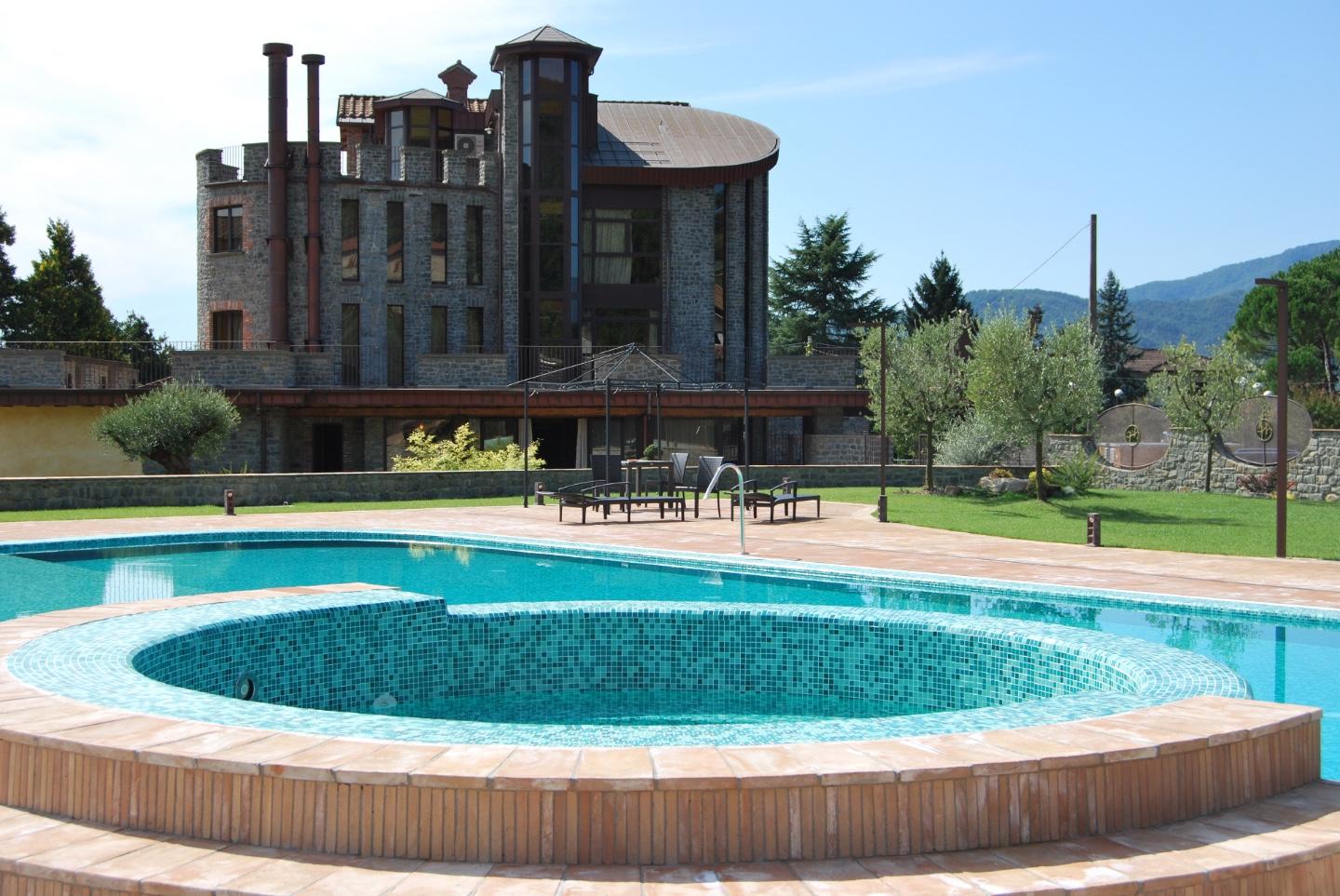 Immagine 13 di Albergo/B&B/Residence in vendita  a Villafranca In Lunigiana