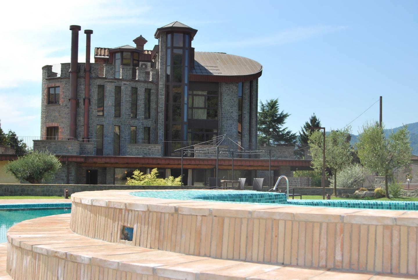 Immagine 21 di Albergo/B&B/Residence in vendita  a Villafranca In Lunigiana