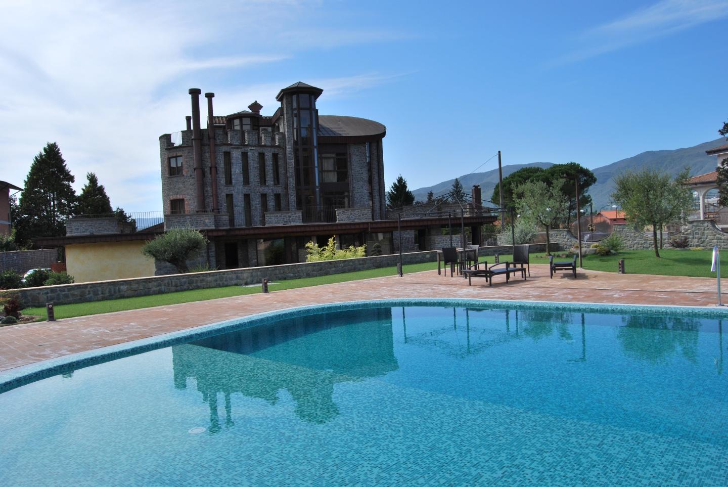 Immagine 8 di Albergo/B&B/Residence in vendita  a Villafranca In Lunigiana