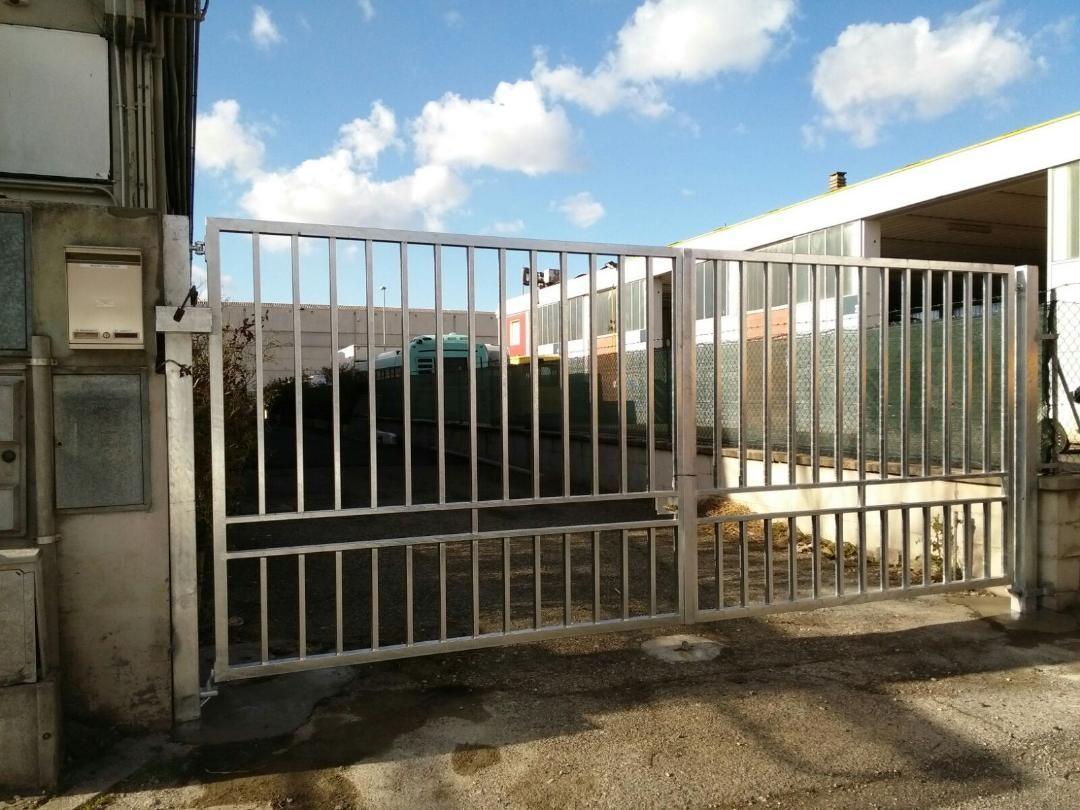 Immagine 2 di Capannone industriale in vendita  a Pontedera