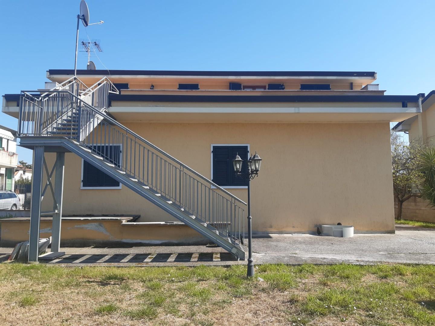 Immagine 3 di Villa in vendita  a Carrara