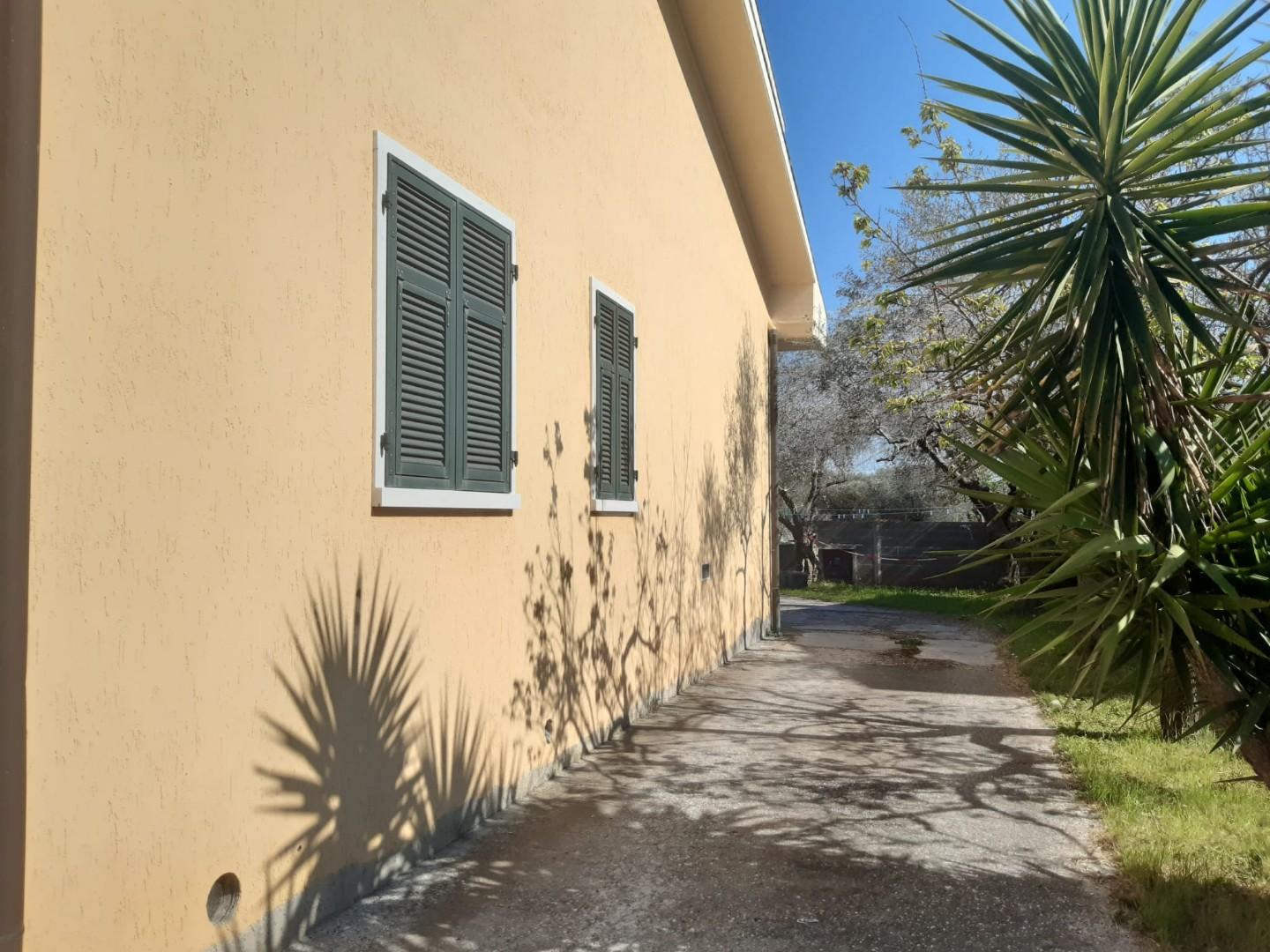 Immagine 2 di Villa in vendita  a Carrara