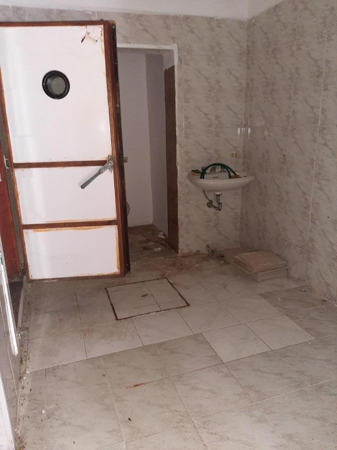 Immagine 4 di Magazzino in vendita  a Livorno